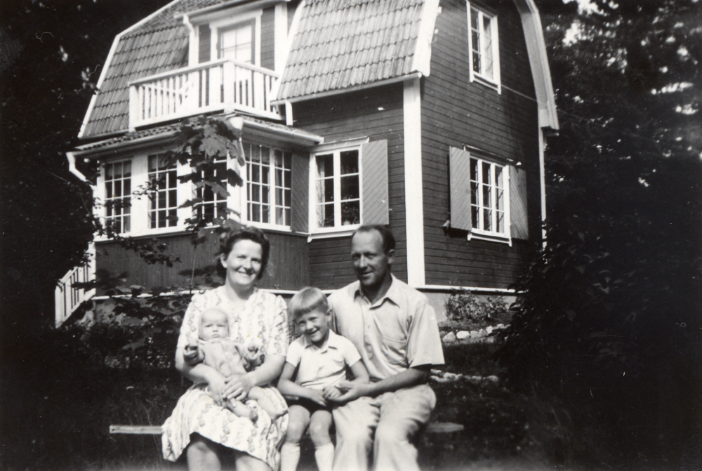 Familjen Sundborg framför sin villa Åbydal  vid Lingsbergsvägen i Vallentuna. Fr v sitter Maja Sundborg med dottern Gunilla i knäet  och sonen Ulf samt maken Erik.