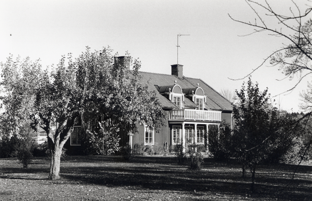 Vallentuna prästgård är bostad för församlingens kyrkoherde.  1994 är Gunnevi Styrström kyrkoherde i Vallentuna