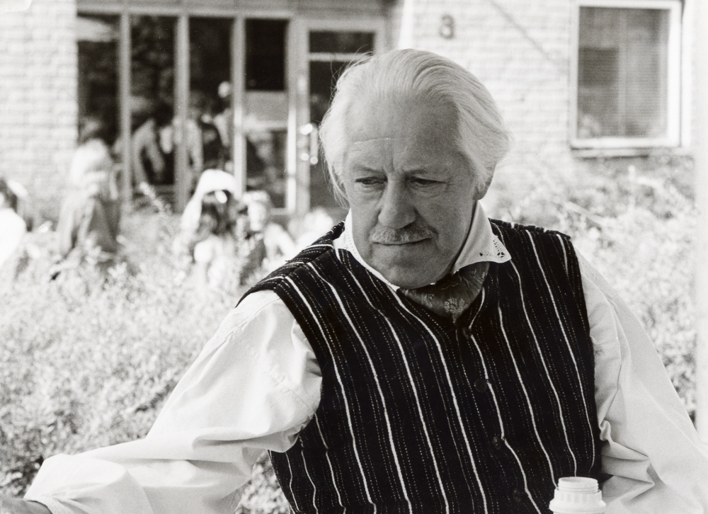 Jacob Steffensson vid Vallentuna marknad där han vid Vallentuna folkdansförenings stånd säljer sin bok 'Runöborna' samt silversmide.  Jacob Steffensson bodde fram till 1944 på Runö, svenskön i Rigabukten. Bl a har han haft kurser i runödanser i Vallentuna folkdansförening