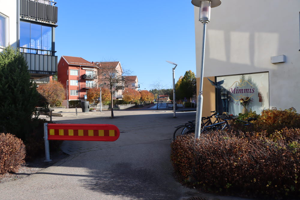 Bällstabergs torg med mimmis butiik i förgrunden