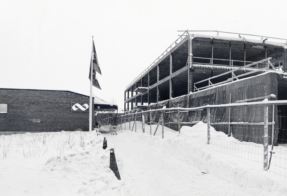 Entrén till det nya  Domusvaruhuset  ännu en smal gång mellan Domus och det nya förvaltningshuset  Tärningens  byggplats.  Två våningplan har rests och bygget är omgivet med stängsel