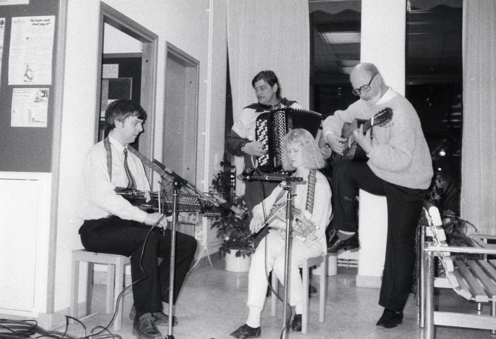 Under Föreningarnas festival spelar bl a Maria Ehrman nyckelharpa och Ulf Svahn gitarr, nyckelharpa t v Bosse Karlsson samt dragspelaren Tord ? finns med på bilden. Foto foajén utanför Vallentuna bibliotek
