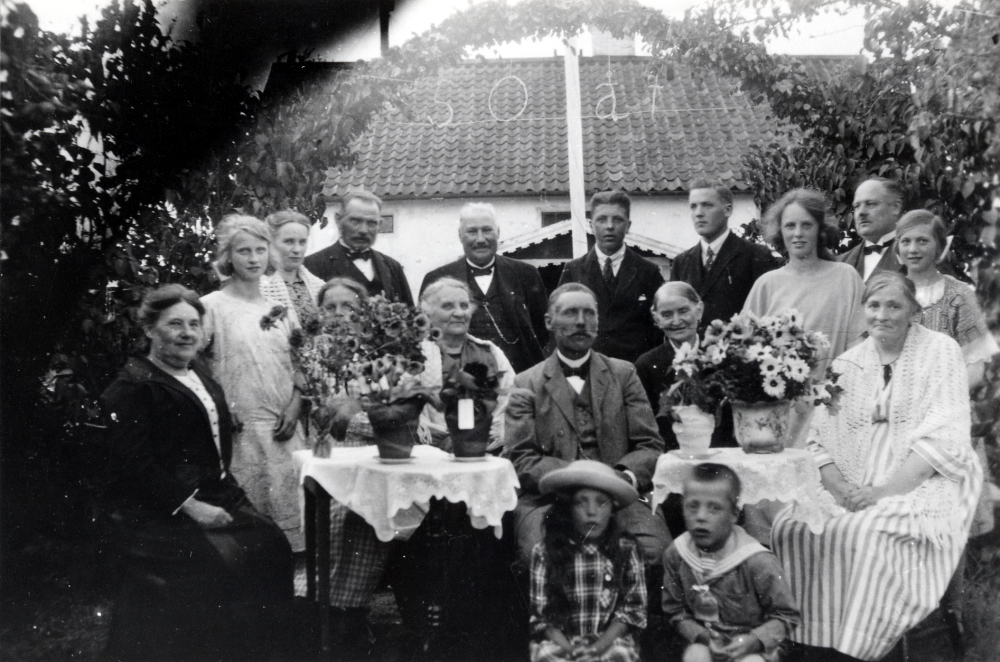 Oskar Mattsson på Fågelsunda gård fyller 50 år och har samlat släkten omkring sig. Fr v Anna Mattsson född Österberg, Maj Mattsson Anna Mattsson Edla Östervall Albert Östervall Emelie Östervall Otto Mattsson jubilaren Oskar Mattsson Harry Mattsson Matilda Eriksson kallad kokmor, Helge Mattsson, Dagny Mattsson Gustav 'Gusten' Mattsson Alma Mattsson Aina Mattsson Karin Mattsson och Tage Mattsson. Personerna identifierade av Aina Gustavsson, född Mattsson, och Gunnel Höglind, född Mattsson. Oskar och Almas barn är Harry, Helge, Aina, Karin och Tage. Anna Mattsson nr 1 fr v är gift med Otto Mattsson, Anna Mattsson nr 3 fr v är gift med Albert Östervall, Alma Mattsson är gift med Oskar Mattsson som den här dagen fyllde 50 år.