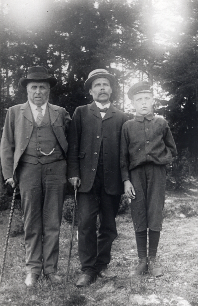 Tre generationer vid Sjöberg i Frösunda.  T v farfar skogsförmannen Jonas Petter Jonson,, född i Bäckebo, Kalmar län 1836 - död på Sabbatsbergs ålderdomshem i Stockholm 1928, far Axel Widén och son Martin Widén, 1899-1967.  Familjen Widén bodde i Sjöberg 1910-1915.  Fotograf är en av Axels döttrar ,Agnes eller hustrun Maria