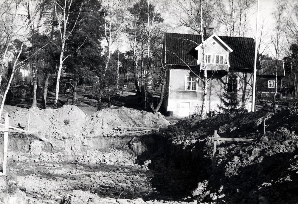 Trekanten begränsas av vägarna Olsborgsvägen, Karlbergsvägen och Skolvägen. Den gamla bebyggelsen får nya grannar när den nya stadplanen förverkligas