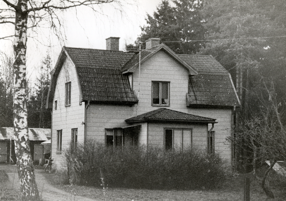 Gotthem vid Lingsbergsvägen i Vallentuna.  Huset revs 1988 inför byggstarten av bostadsområdet Södra Haga.  Borgen var bostad för Rut och Ludvig Bornholm och deras söner Rutger och Lennart