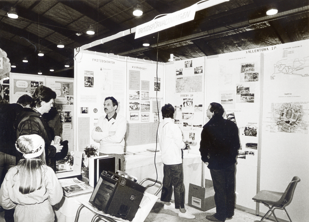 Föreningarna i Vallentuna presenterar sin verksamhet i Vallentuna ishall under mottot Föreningsfestival  helgen 19-20 april. Vallentuna fritid visar på olika fritidsaktiviteter som kommunen kan erbjuda.  Med korslagda armar står Ingemar Johansson från fritidskontoret