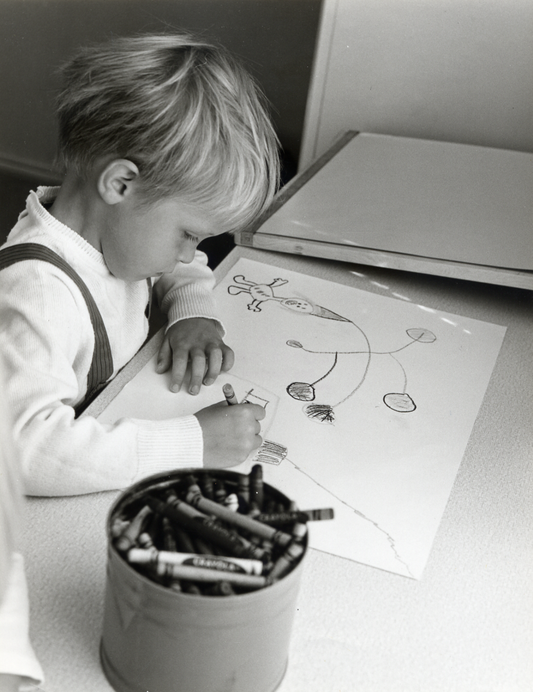 Interiör  från  Daghemmet Videgården.  En liten flicka   ritar.  Daghemmet öppnades i februari 1969