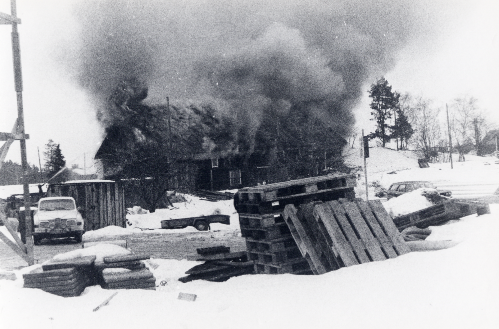 Inför byggstart av bostadsområdet  Mörbygården  bränns en lada ner. Uppgift om fotoår saknas, men troligen 1970-1980-tal.