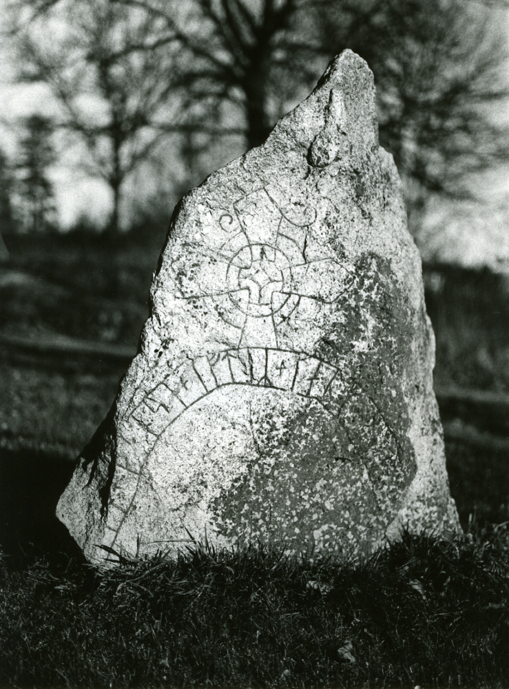 Runsten med beteckningen U342 vid Söderby gård, gårdsplanen.