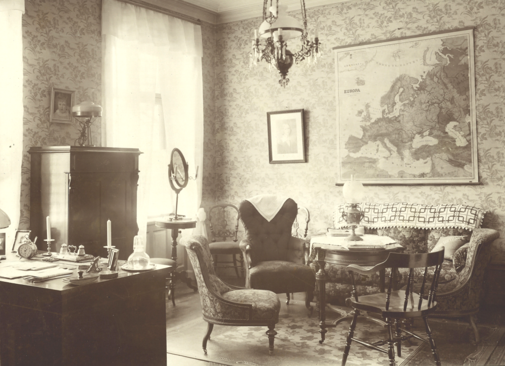 Interiörbild från Lindholmes gård. Skrivbordet kan tyda på att det är någon form av kontor eller arbetsrum.