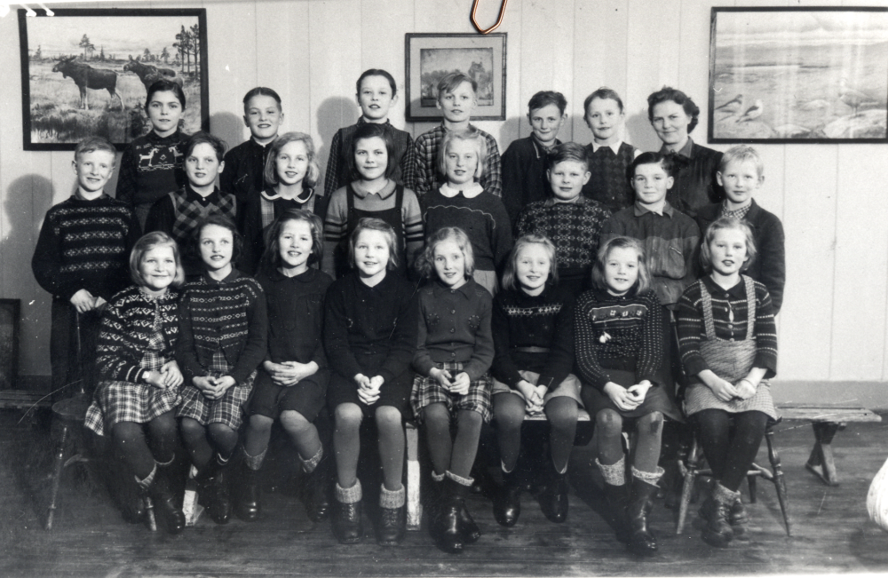 Lärarinnan Kerstin Lundkvist med elever i klass 6 i Hjälmsta skola.  I bakre raden fr v  står  Sven Gustavsson, Olavi (finskt krigsbarn), Bosse Bengtsson, ? Carlberg, Henry Ernström, Lars Johansson och lärarinnan Kerstin Lundkvist.  Rad 2 fr v Ove Hahn, Åke Karlsson, Margareta Vängby, Hilda Sjöman, Sylvia Hansson (Petersson), Toivi Thornaéus, Arne Gustavsson och Carl-Gösta Lindhé. Sittande fr v Margit Hedlund, Barbro Jansson, Gunni Andersson, Kerstin Karlsson, Britta Gustavsson, Lilian Ekstrand, Kerstin Blomdahl och Lisbeth Olsson Lovisedal