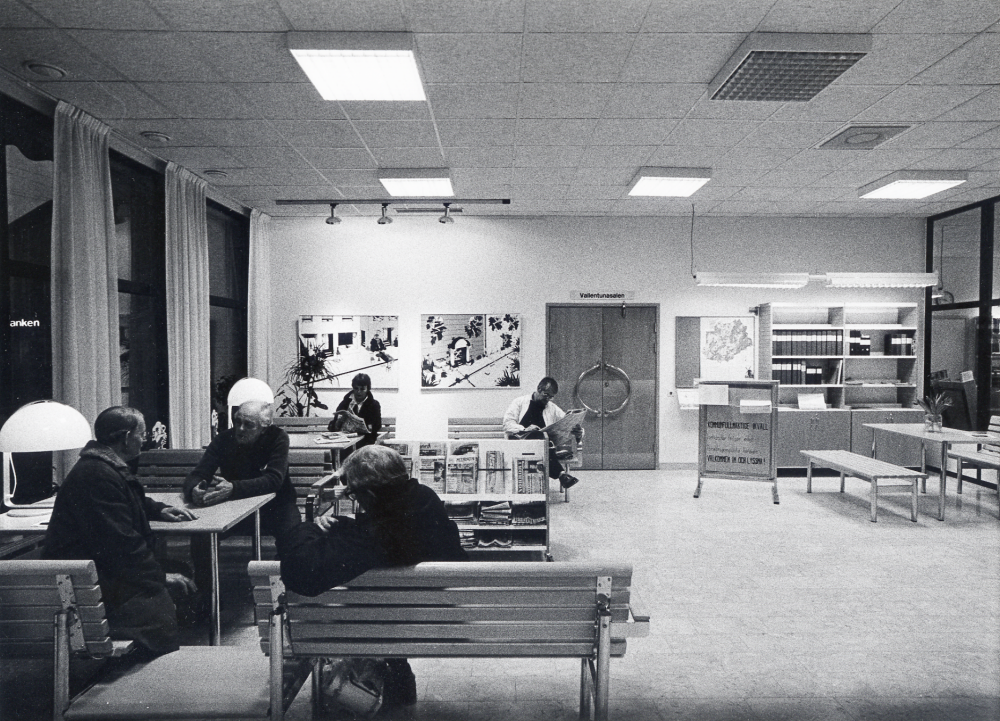 Foajén utanför Vallentuna bibliotek. Vid det främsta bordet med ansiktet mot kameran sitter Martin Linder