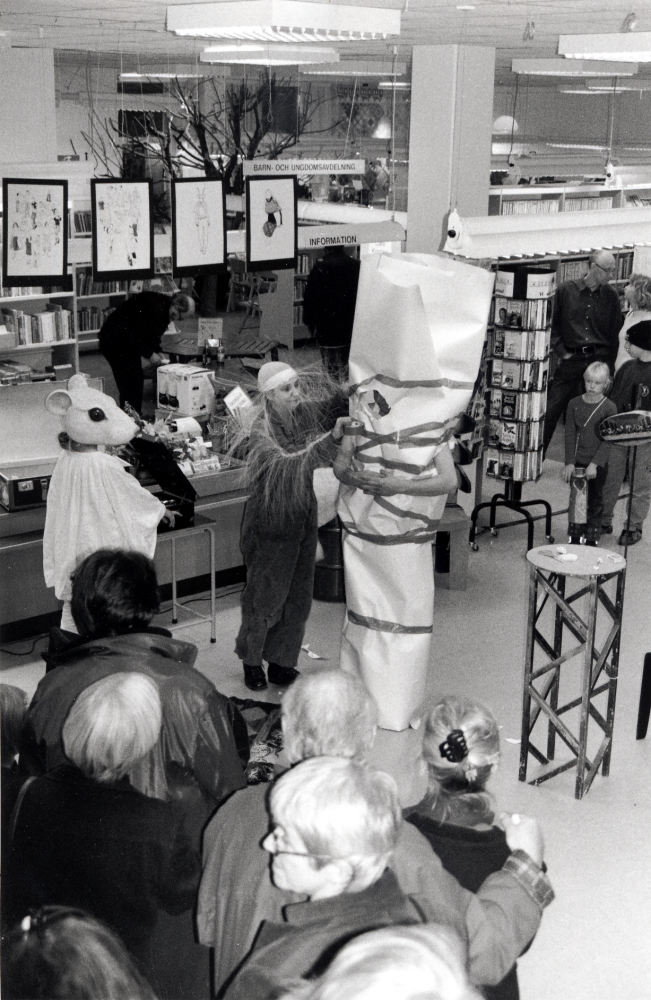 Bokfest 17 november 2001, arrangerad av Vallentuna Kultur och Bibliotek i samarbete med Vallentuna biblioteks vänner.  Årets tema är Färg Form Rum.  Happening med Zirkus Loko-motiv med Torbjörn Berg och Ylva Törnlund .