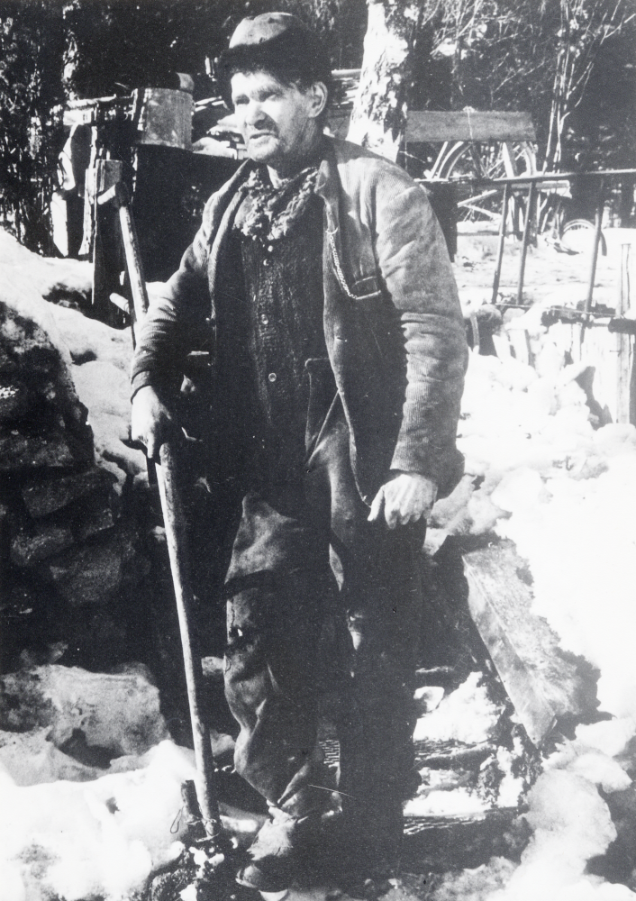 Hjalmar Pettersson, "Cykel-Hjalmar"  eller "Tok-Hjalmar" bodde själv i ett hus på Lindholmsvägen mitt emot Nyborg vid avtagsvägen mot Molnby.   Han levde på att reparera cyklar,  mopeder och gräsklippare,  ev slipade han också knivar.  Han hade egna små auktioner med cykeldelar m m.  Han dog i början av 1970-talet och var då i 75-års åldern