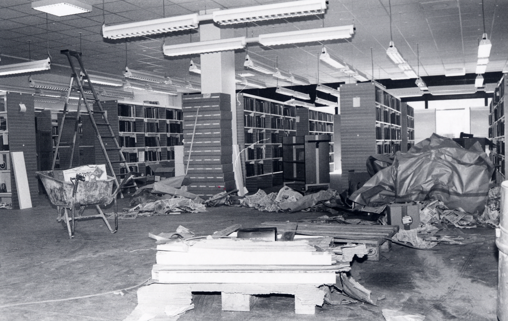 Inredningen börjar komma på plats i Vallentuna biblioteks nya lokaler i Tärningen.  Hyllorna är monterade och böckerna packas upp ur kartonger.  Men ännu återstår mycket arbete innan invigningen den 7 oktober