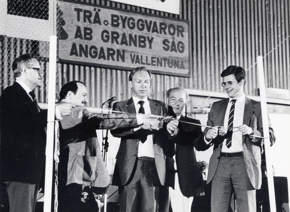 Upptäck Vallentuna. Företag och kommun presenterar sig i en mässa i Vallentuna ishall 18-20 maj 1984.  Här klipps bandet och utställningen har "öppnat".  Nr 2 fr v är Carl-Axel Olsson, ordförande i Vallentuna företagareförning och nr 3 kommunalrådet Elwe Nilsson