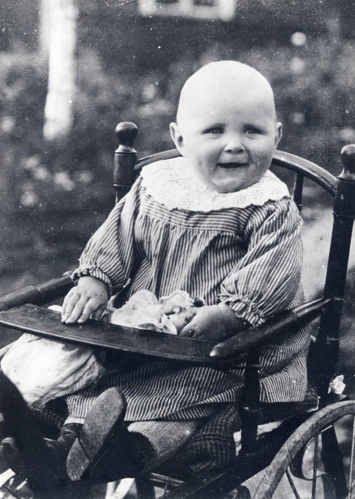 Christian Laurell  föddes 13 november 1908 och var son till verkstadsägaren och amatörfotografen  Algot Laurell  och hans hustru  Hildur Laurell  född Berggren.  Familjen bodde i  Wasa  vid  Klippan  i Frösunda.  Här sitter den liile pojken klädd i  kolt  i en  barnvagn  med höga hjul och skottskärrehandtag