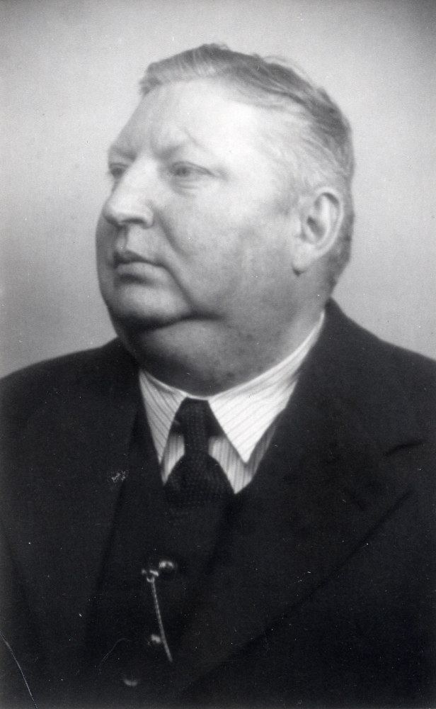 Hjalmar Jansson  ägde Björkebo handelsbod (Ormsta 1:30) från 1925-1949.  Ett nytt affärshus byggdes på 1940-talet. Hjalmars handelbod kallades "Janne på skogen". När Hjalmar blev sjuk och dog i mars 1949 övertog dottern Greta Andreason och hennes man Algoth Andreason affärsrörelsen fram till 1954. 1952 öppnade Andreason Varuhuset  på Centralvägen.  För 5.000 kr överlät Andreasons Björkebo lanthandel till  Bertil Ihrfeldt och hans svåger David Roth vilka fortsatte med affären till 1968, då de öppnade en ICA-affär i hörnet Allévägen – Mörbyvägen