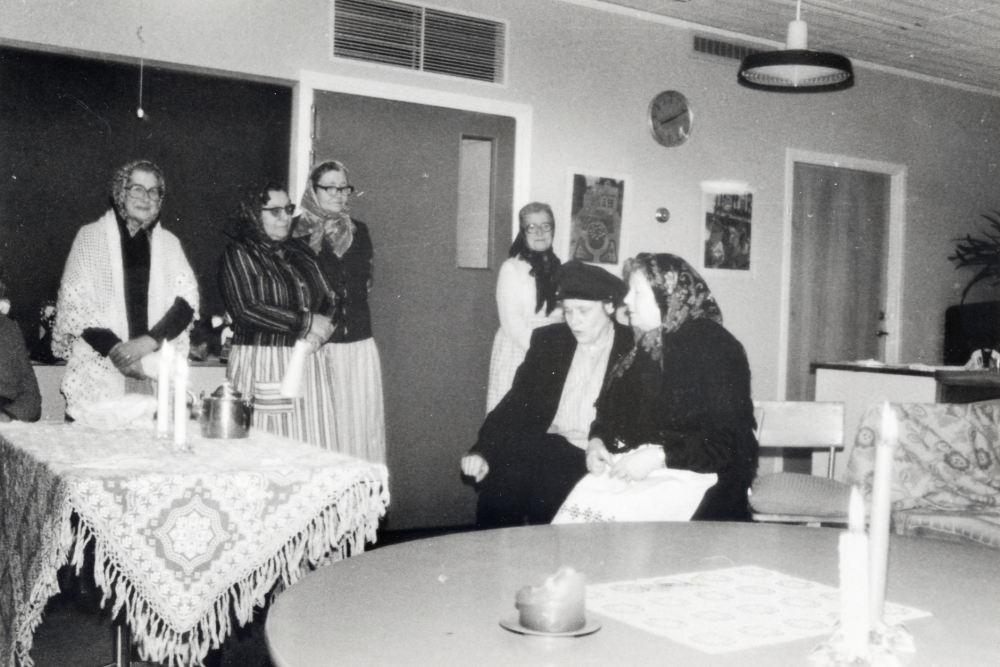 Lindholmens socialdemokratiska kvinnoklubb spelar teater i Gustav Vasaskolan med utgångspunkt från  boken "Katrina" av Sally Salminen.  Fr v Adele Lundvall, Sandra Eriksson, Gunborg Karlsson, Ebba Eriksson, Inga Åkerblom och Lene Aae Johansson.  I denna del av pjäsen är Katrina och Johan på väg till doktorn