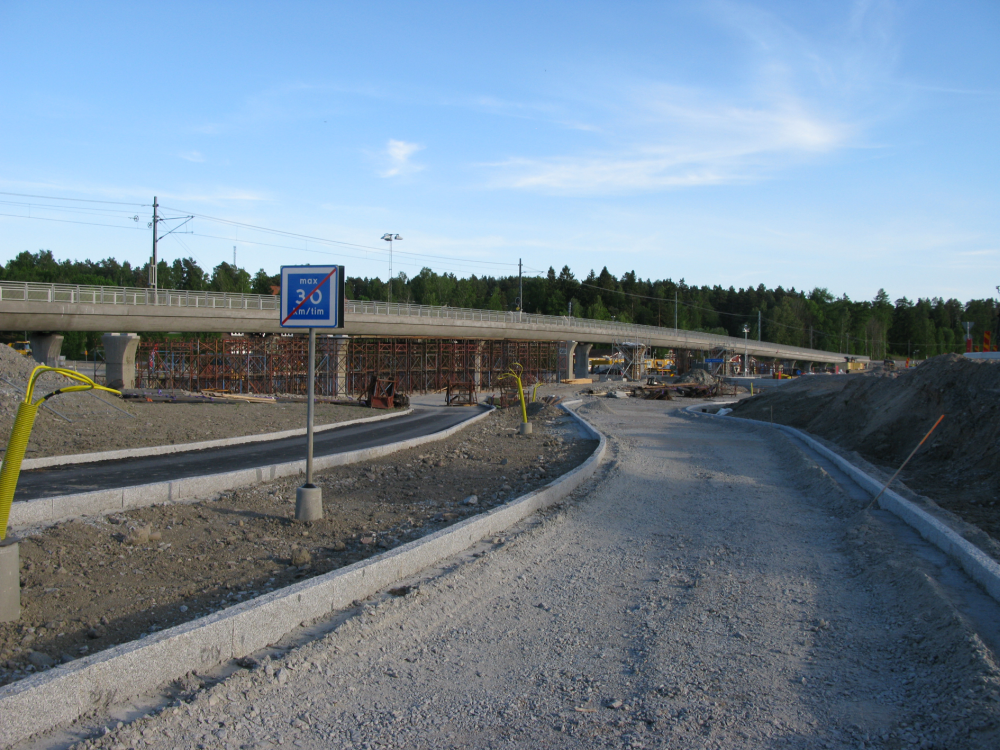 Vägarna kring den nya trafikplatsen håller på att färdigställas.