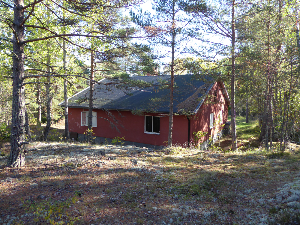 Hemvärnsgården i Kristineberg byggdes ursprungligen för flygvapnets ledning och var bemannat dygnet runt av flygvapnets personal som en backup för flygledning i regionen. Den har varit självförsörjande med eget dieselaggregat som genererade ström, egen brunn och avlopp. Den fick sin placering med tanke på höjden och det öppna läget som underlättade radiokommunikation. Byggnaden uppfördes troligen på 1960-talet. Dess placering var hemlig och den finns därför inte med på kartor. Vallentuna Bevakningskompani samt bataljonsstaben för 23:e hemvärnsbataljonen Attundaland huserade tidigare här, därav namnet Hemvärnsgården. I dag, 2022, används hemvärnsstugan av scouterna.