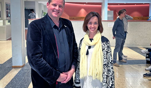 Johan Klintberg, rektor på Vallentuna gymnasium, och Nadiia Kuzmychova, biträdande utbildningsminister i  Ukraina.