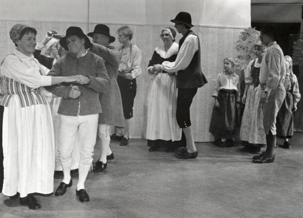 Under tiden 2-31 oktober 1985 pågick i Tärningen utställningar, program, sång, musik, dans, föreläsningar m m under titeln På Bellmans tid. Arrangörer var föreningar i Vallentuna i samarbete med Vallentuna kulturnämnd. Idé mm Eva Rahmqvist. Här framför barn och vuxna i Vallentuna foldansförening danser ur Anckarströms dansbok i ett program Musik och dans på 1700-talet