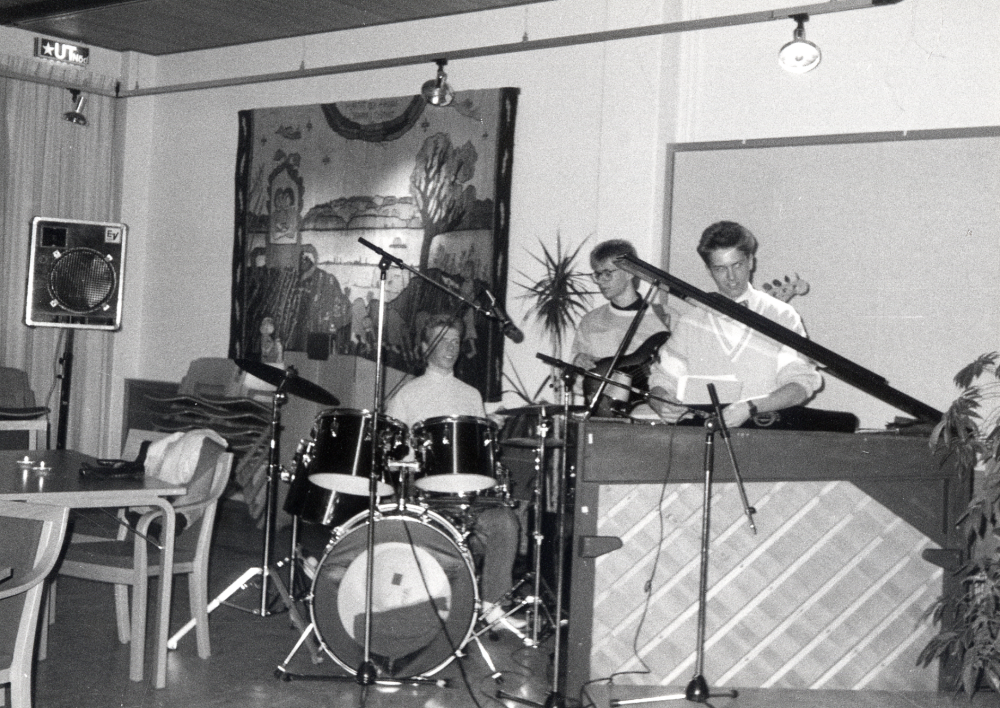 Spelhåla i Vallentunasalen med Basse Wickman. Här spelar fr v Anders Andersson trummor, okänd på gitarr och Johan Ruud saxofon