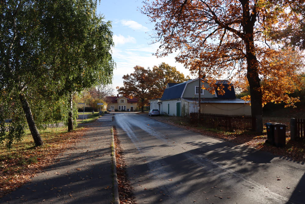 Bebyggelse i Lindholmen där vi ser antikt butik till höger och stationshuset i bakgrunden. 