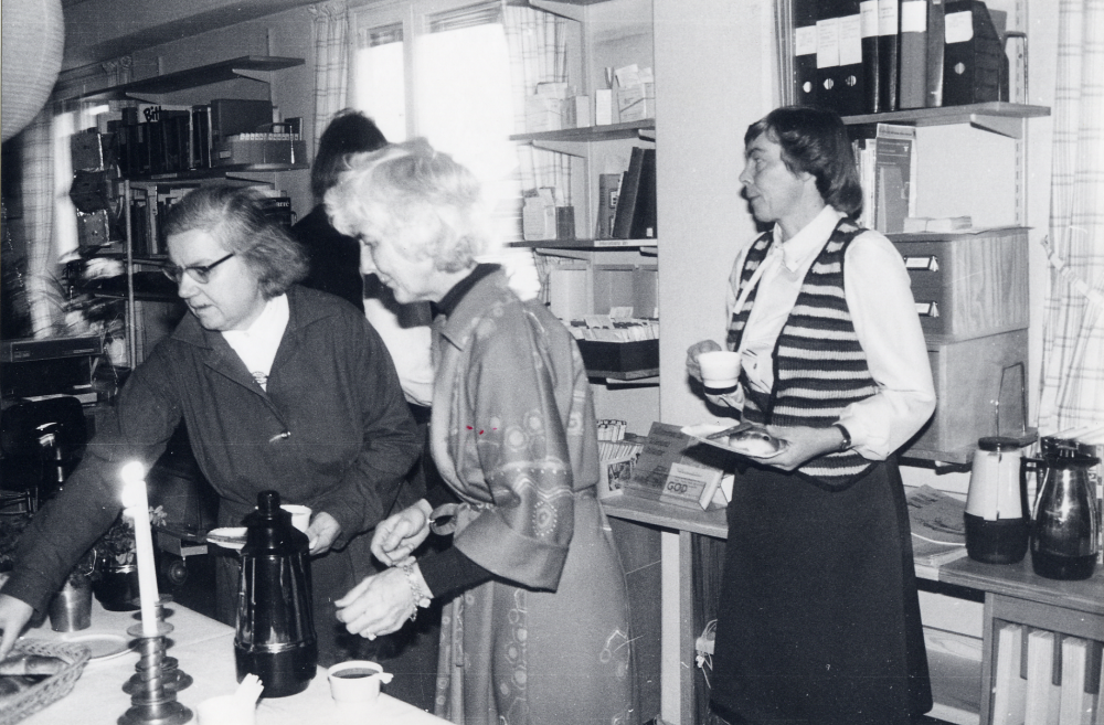 Vallentuna staffanssångare  har sjungit staffans- och stjärngossesånger i  Vallentuna bibliotek  för personal från kommunen vid  luciafirande  och efteråt dricker man kaffe. Bibliotekets personal är värdar, fr v  Inger Olsson   Inger Hellstedt  och  Eivor Tillborg