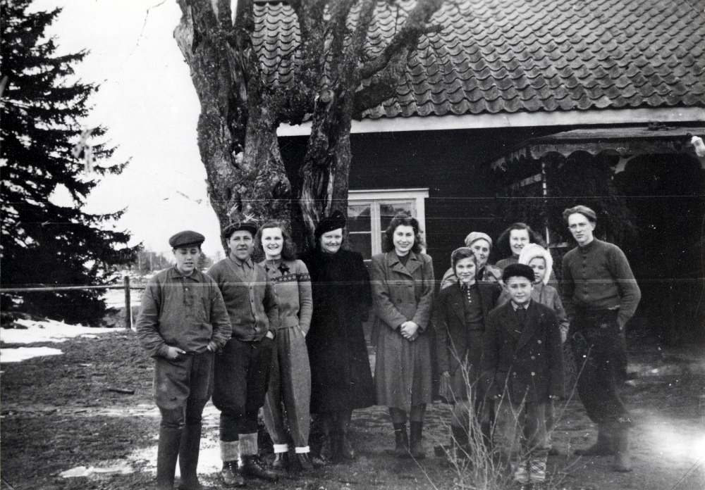Granby gård i Össeby-Garn. Fr v står Karl-Uno Mattsson, Uno Mattsson, Maj-Britt Johansson, Sally Johansson, Maj-Britt Axzell, okänd, Lilly Mattsson, Erik Mattsson, Maj-Lis Johansson, Iréne Mattsson och Edgar Axzell
