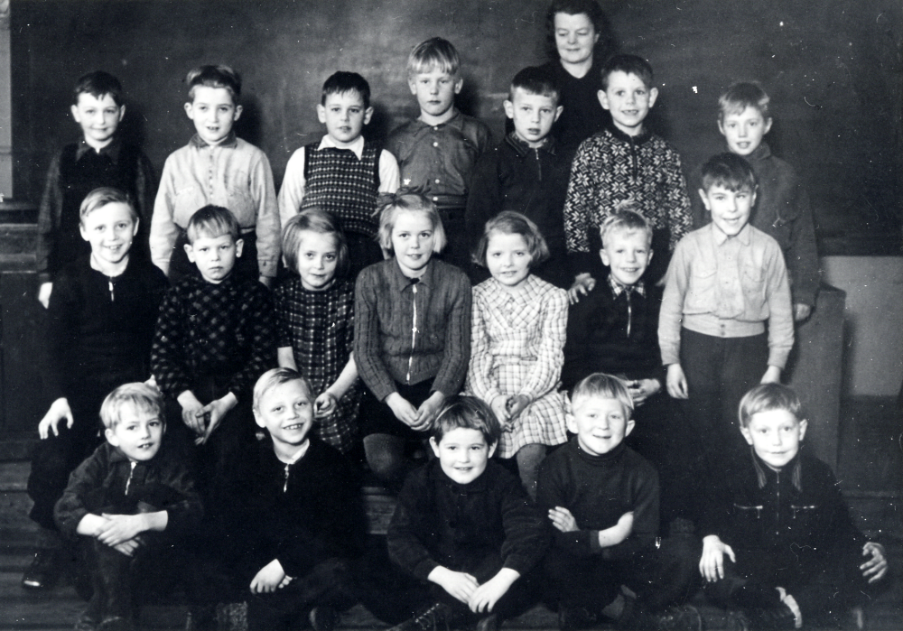 Lärarinnan Jenny Johansson kom till Kårsta vid ca 20 års ålder och stannade kvar till sin pensionering.  Bakre raden fr v Björn Helgöstam, Bertil Jansson, Karl-Henrik Söderström, Ove Pettersson, Yngve Jansson, Robert Höglund och Sven Kraft.  Mellanraden fr v Nils-Olov Carlsson, Börje Larsson, Hillevi Jansson, Inga-Lisa Lillje, Lilian Jansson, Lars-Erik Staff och Olle Magnusson.   Främre raden fr v Karl-Erik Karlsson, Per-Olov Carlsson, Arne Johansson, Lars Holmström och Karl-Axel Jansson