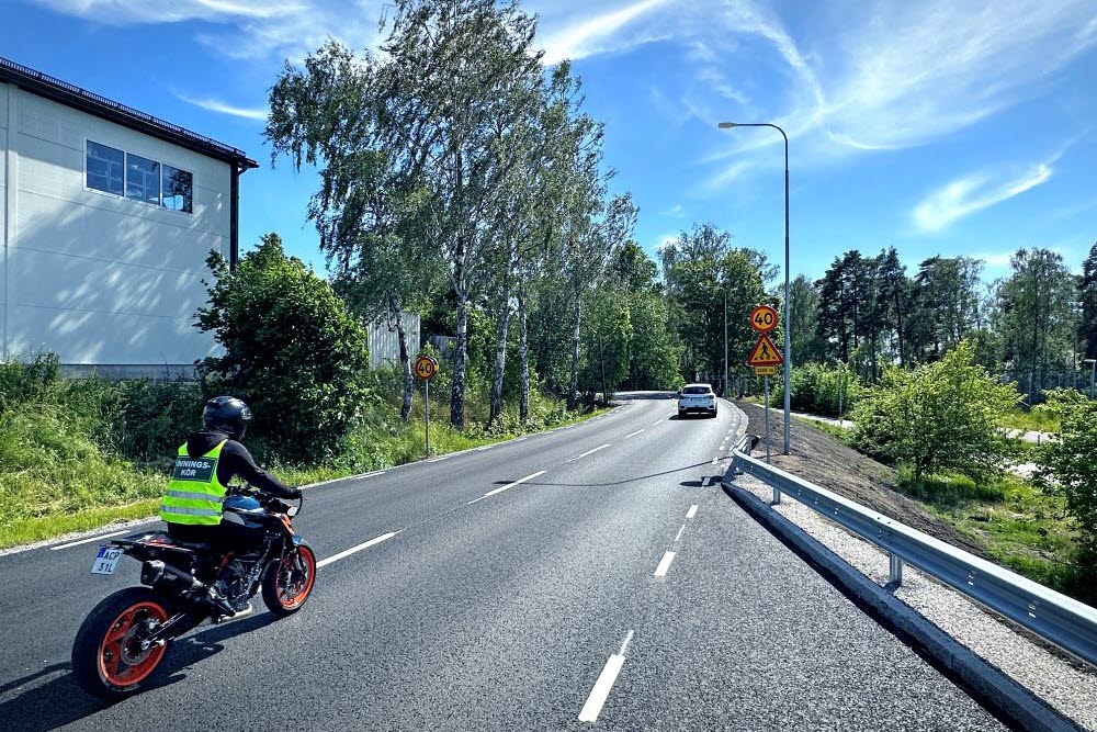 Lindholmsvägen med motorcyklist.