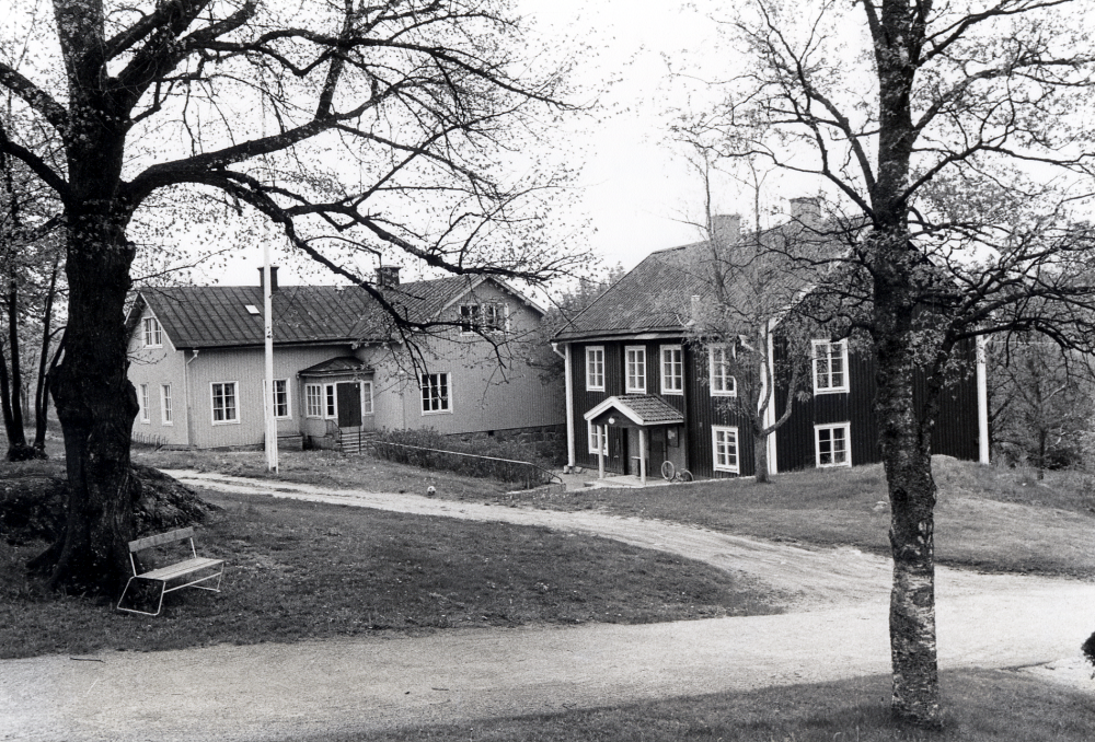 Össeby-Garns gamla kyrkskola, numera skolmuseum och lägerskola samt församlingshemmet t h i Lilla Garns kyrkby