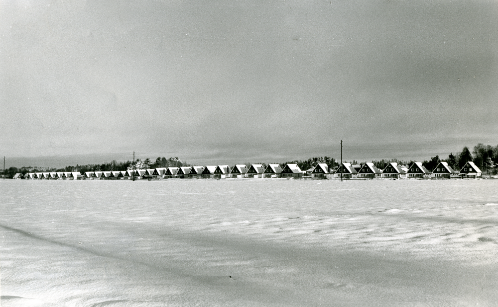 Snapptuna, Vallmovägen från Ekebyvägen. Villor på rad. Snötäcke.

•Fotografiet ingår i bildserien ”Vardagsliv i Vallentuna kommun” av Rachael Gough-Azmier & Gunilla Blomé, Haga Studios HB.