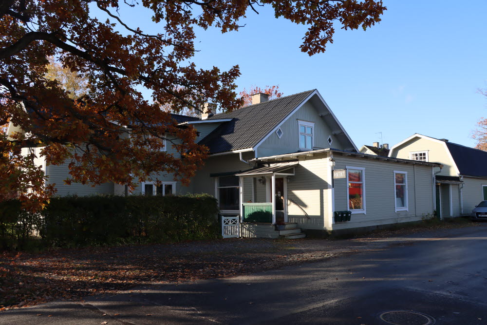 Antikbod i äldre hus i Lindholmens stationsområde