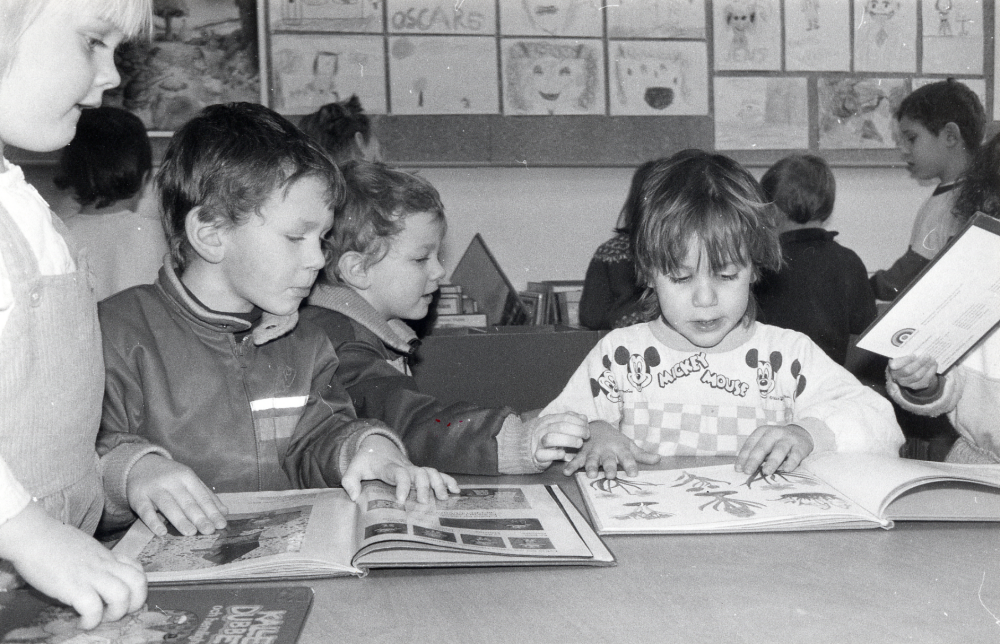 En grupp barn från Granåsa daghem besöker barnavdelningen i Vallentuna bibliotek