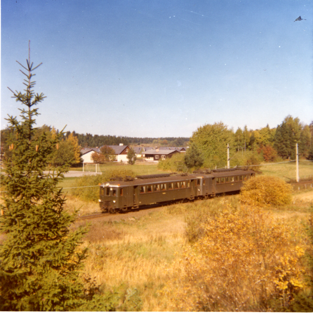 Tåg 711 bestående av motorvagnarna X4p 38+39 passerar Ormsta den 6:e oktober 1969