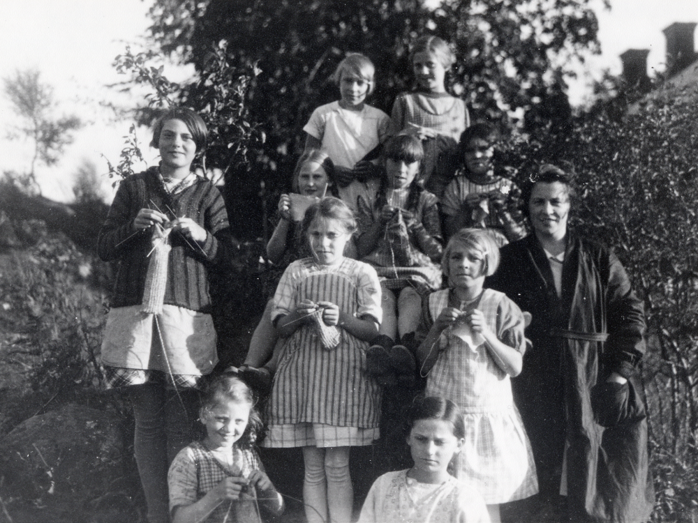 Syskola, Syslöjd i Torsholma skola höstterminen 1928 eller vårterminen 1929. Lärarinnan Elna Sandgren står t h. Nederst fr v Sonja Fundell och Elly Stolpe. Rad 2 Maj Andersson och Svea Andersson. Rad 3 Marianne Gustafsson, Mary Jansson, Rut Widegren gift Ekstedt och Ulla  Wigren. Rad 4 Naemi Lundkvist och Maj Åkerlind