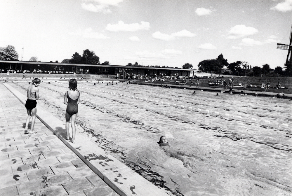 Friluftsbadet Kvarnbadet med Väsby kvar längt t h. Foto till broschyr om Vallentuna 1970
