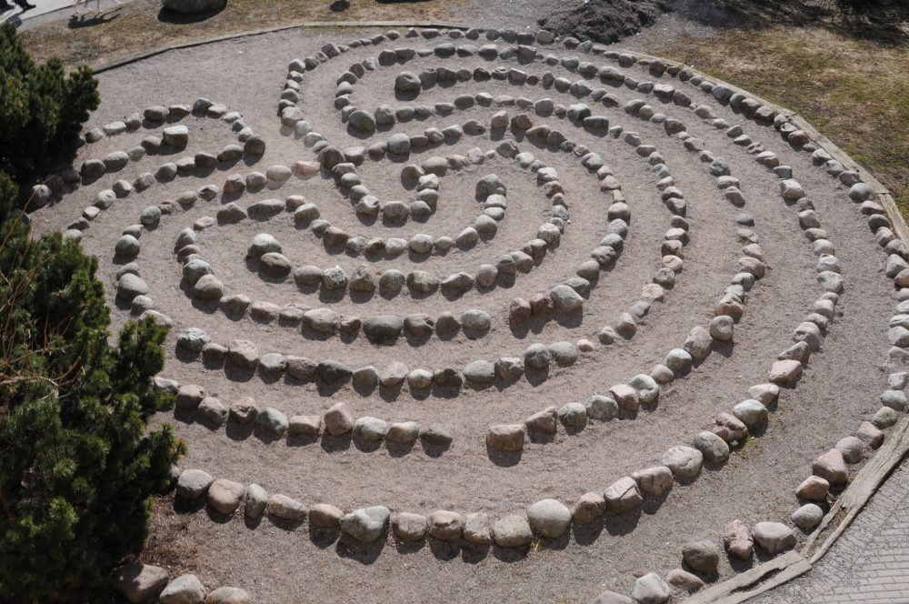Labyrinten vid Tuna torg byggdes i samband med 800 år Vallentuna 1998 efter en idé av Eva Rahmqvist och trädgårdsmästare Mats Hellqvist.  Labyrinten har blivit en omtyckt tummelplats för barn i alla åldrar