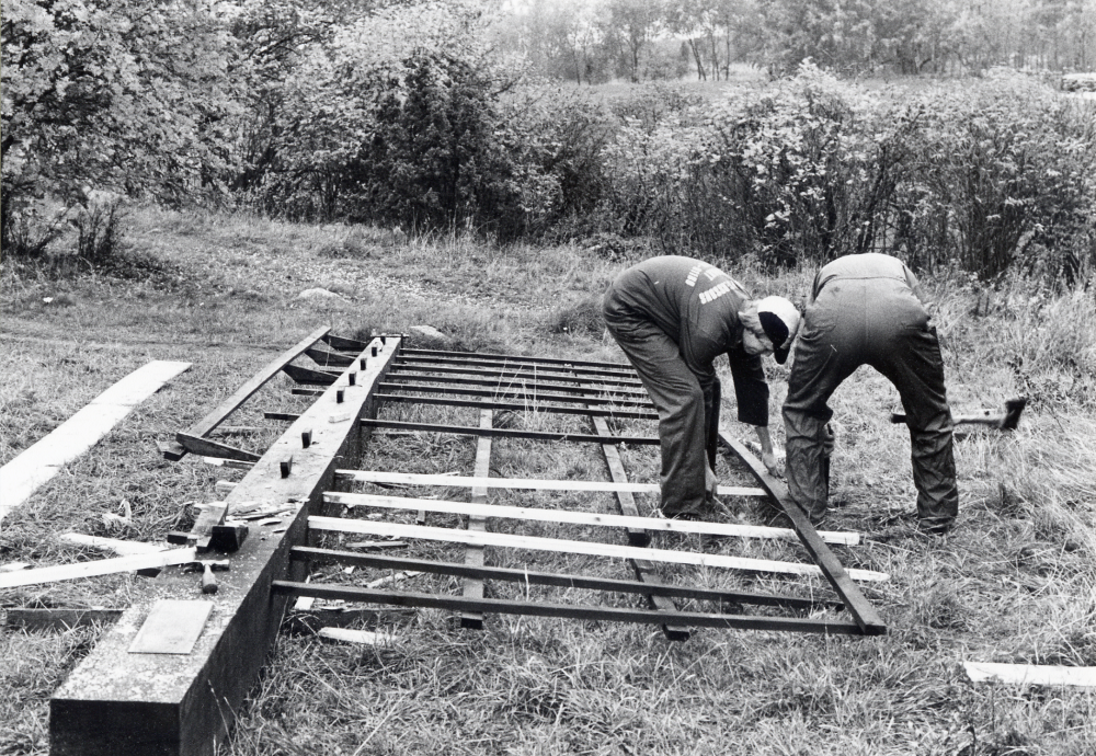 Väsby kvarn ägs av Vallentuna hembygdsförening.  1968 fick kvarnen vingar.  En häftig storm förstörde vingarna 1969.  I början 1980-talet var virket ruttet och vingarna föll sönder.  Här pågår arbetet med att restaurera vingarna