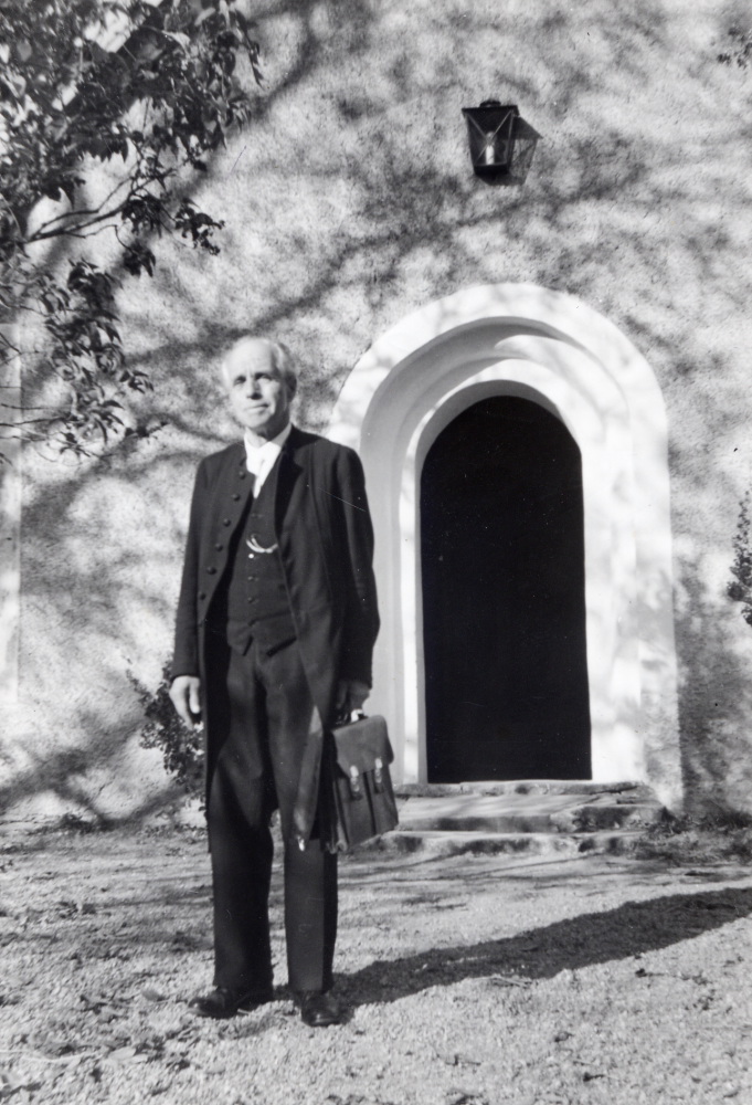 Kyrkoherde Johannes Uddin lämnar Markims kyrka sedan han hållit sin avskedspredikan