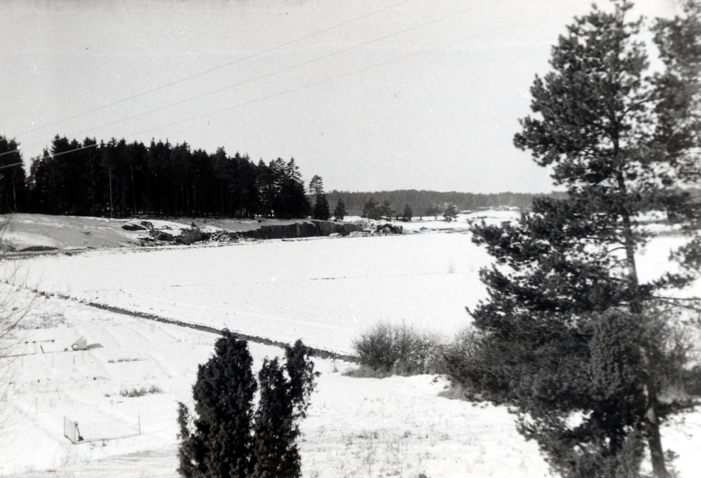 Utsikt från kullen där godtemplarlokalen Blixten en gång hade sitt ordenshus. Nya vägen mot Upplands Väsby invigdes den 26 juni 1974.