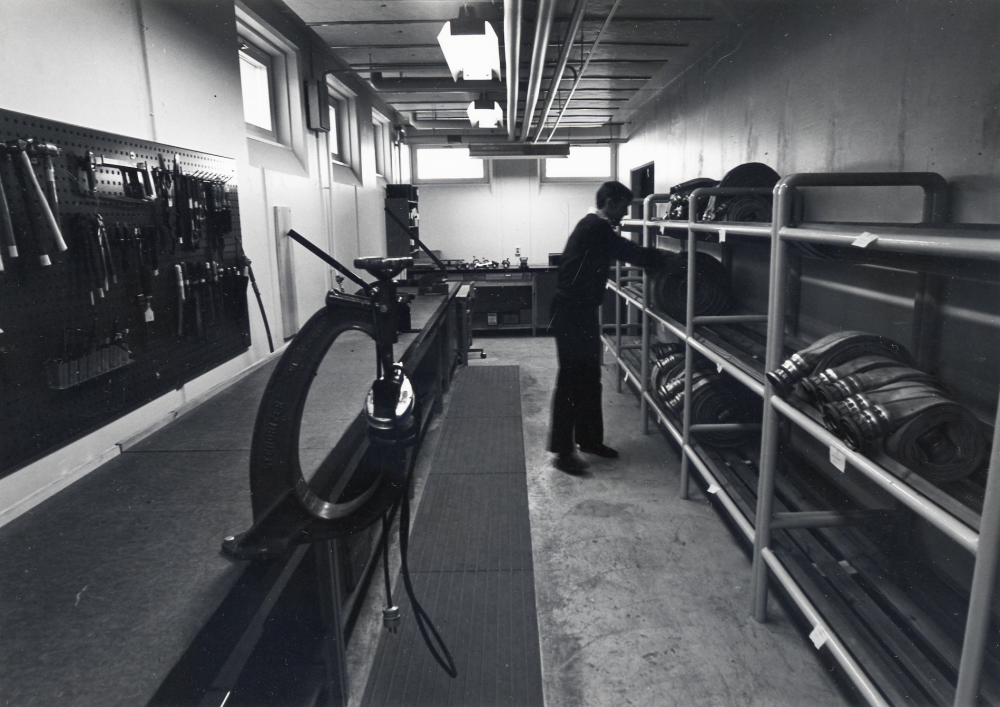 Vallentuna brandstation  vid  Lindholmsvägen  invigdes 1979. Här är slanglager och reparationslokal för slangar