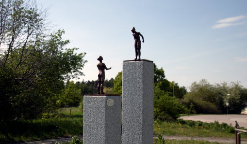 Två bronsskulpturer vid Kvarnbadets utegym