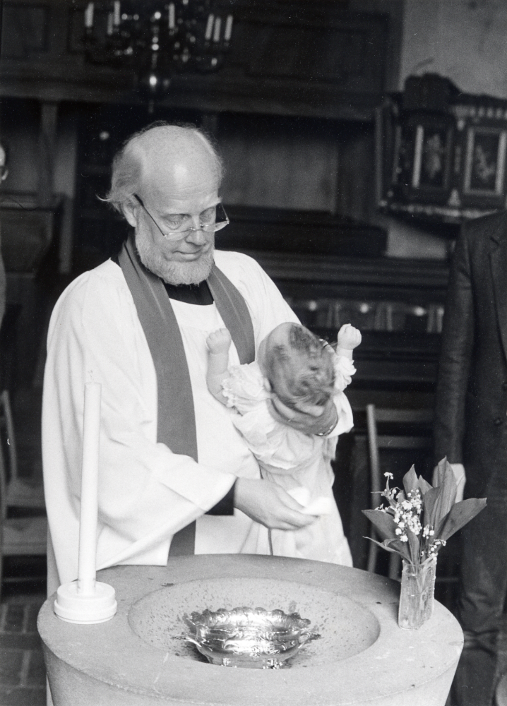 Kyrkoherde Sven Servin döper Gustaf Jonathan Kugelberg i Vallentuna kyrka