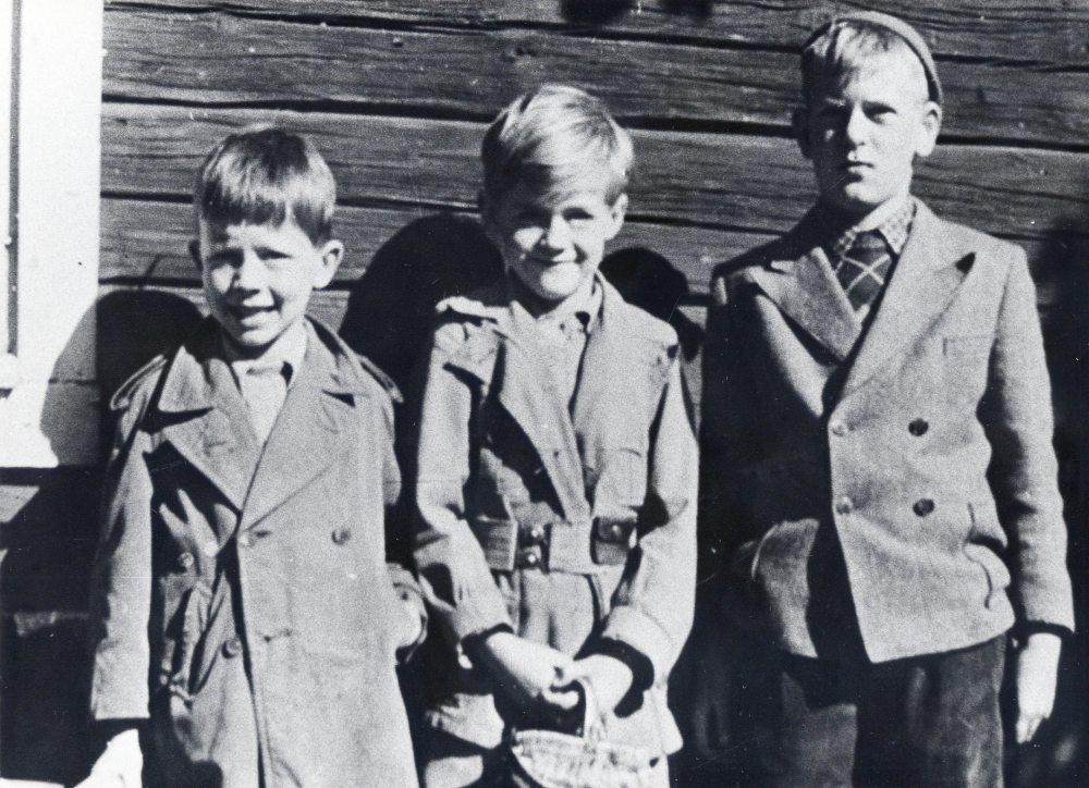 Tre pojkar vid familjen Dethoreys sommarhus  Bällstalund  i Vallentuna. Fr v  Pierre Eugen,  Roland Gunnar  samt  Per Eriksson