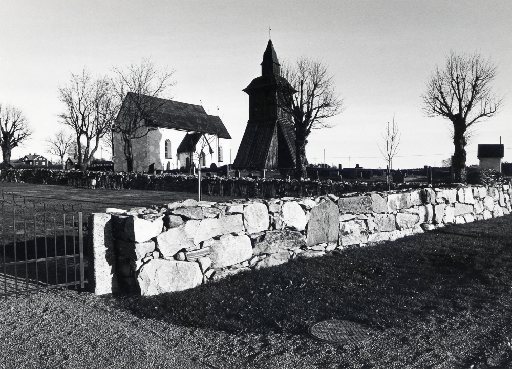 Orkesta kyrka med klockstapel